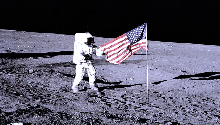 Detail Gambar Neil Armstrong Di Bulan Nomer 7