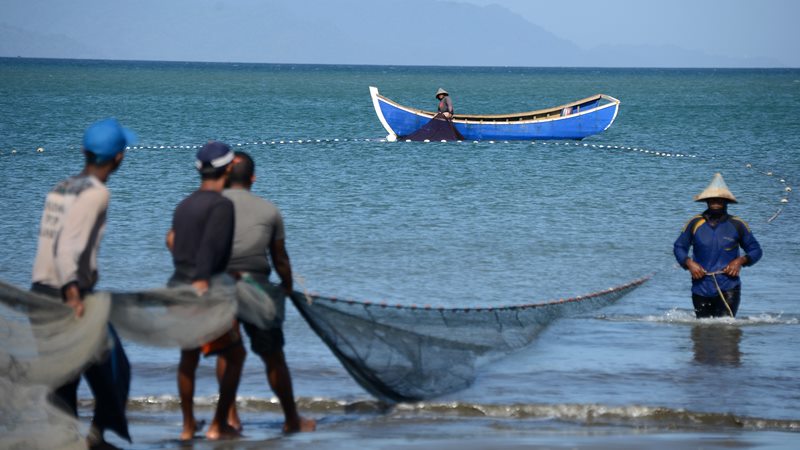 Detail Gambar Nelayan Di Laut Nomer 4