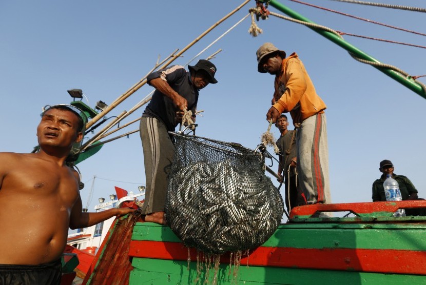 Detail Gambar Nelayan Menangkap Ikan Nomer 15