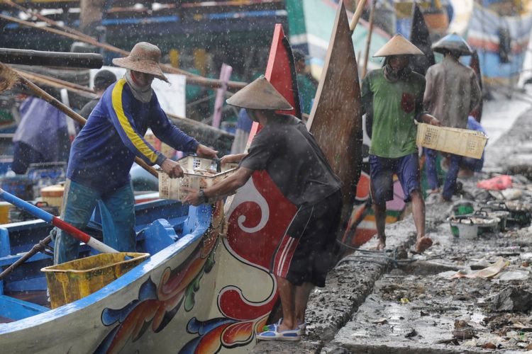 Detail Gambar Nelayan Menangkap Ikan Nomer 43