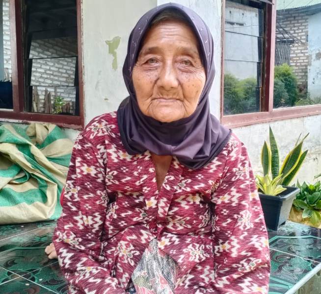 Detail Gambar Nenek Sedih Nomer 36