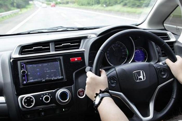 Detail Gambar Nyetir Mobil Nomer 56