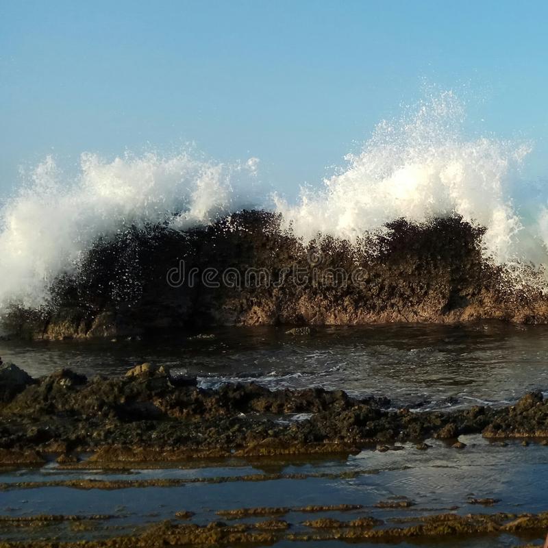 Detail Gambar Ombak Pantai Nomer 25