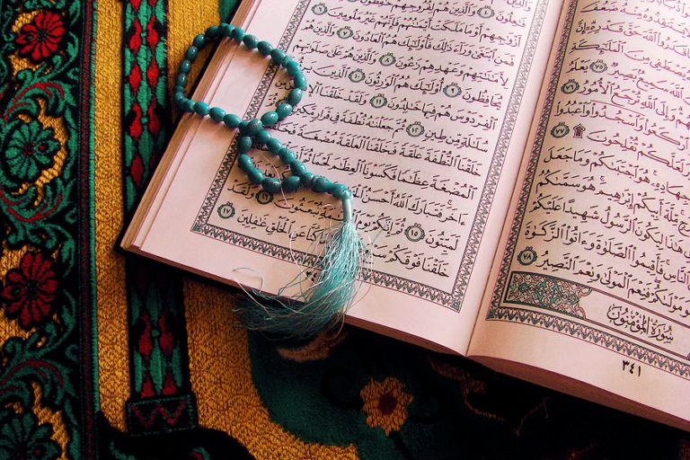 Detail Gambar Orang Baca Alquran Nomer 10