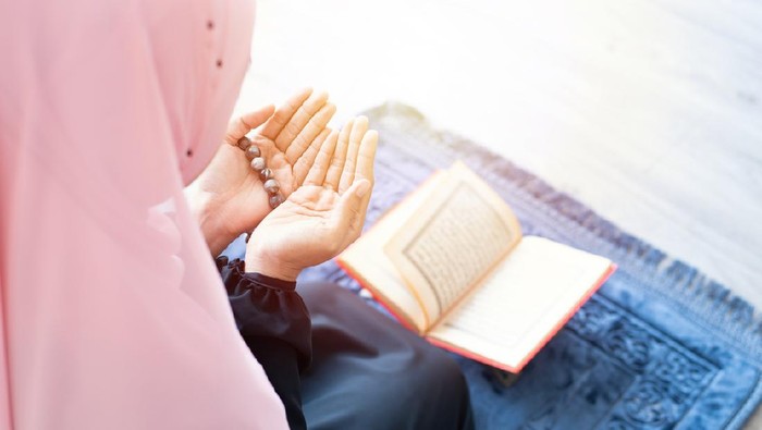 Detail Gambar Orang Baca Alquran Nomer 16