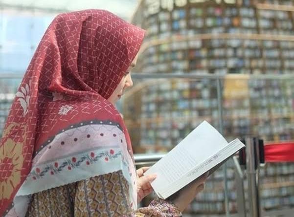 Detail Gambar Orang Baca Alquran Nomer 41