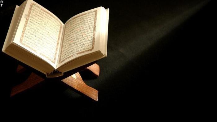 Detail Gambar Orang Baca Quran Nomer 27