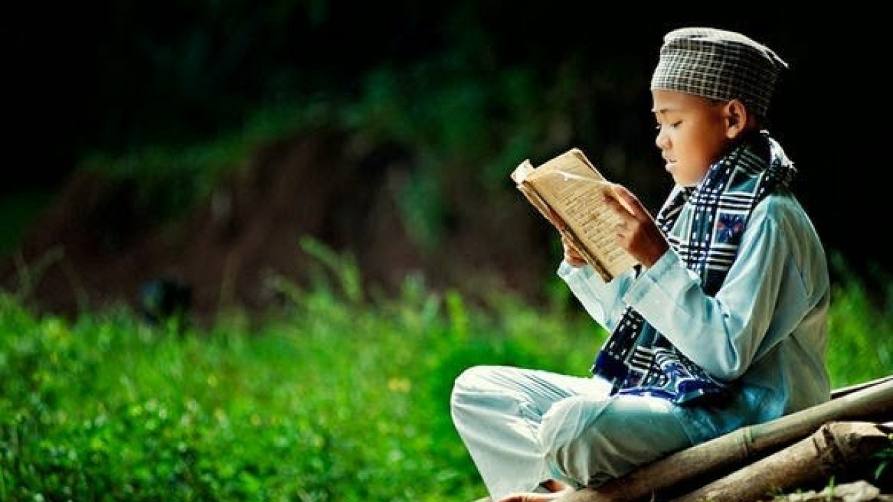 Detail Gambar Orang Baca Quran Nomer 6