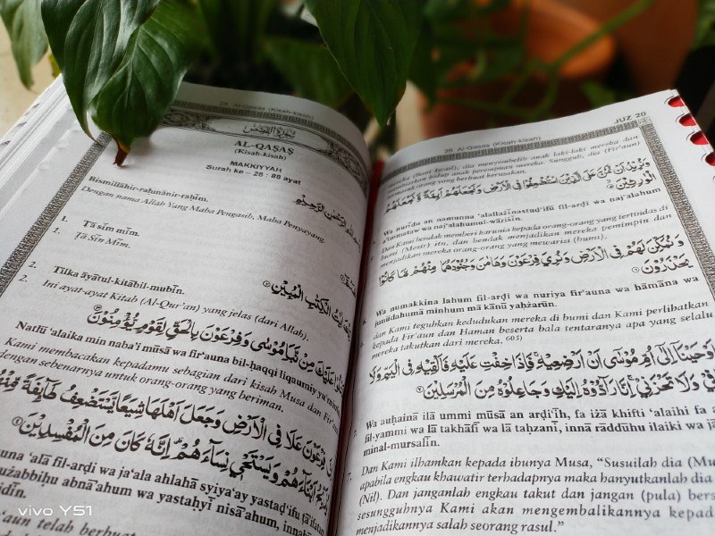 Detail Gambar Orang Baca Quran Nomer 48