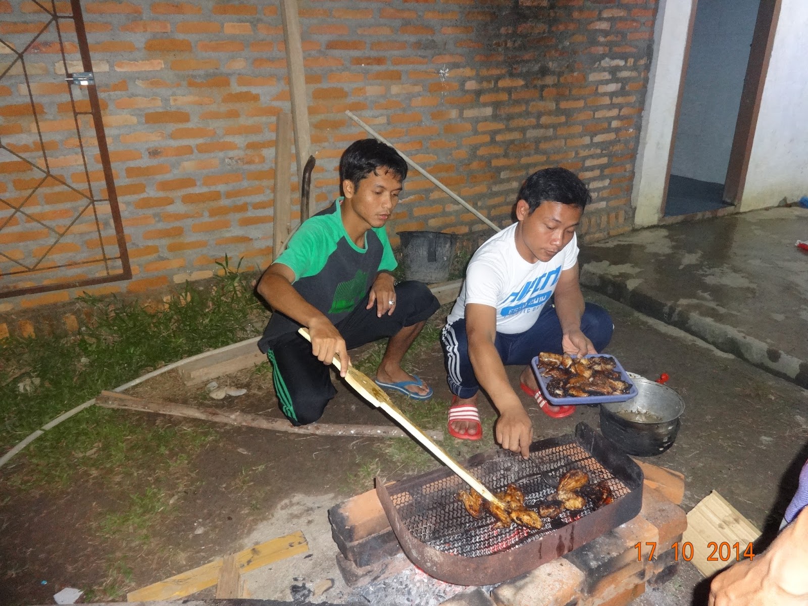 Detail Gambar Orang Bakar Ayam Nomer 8