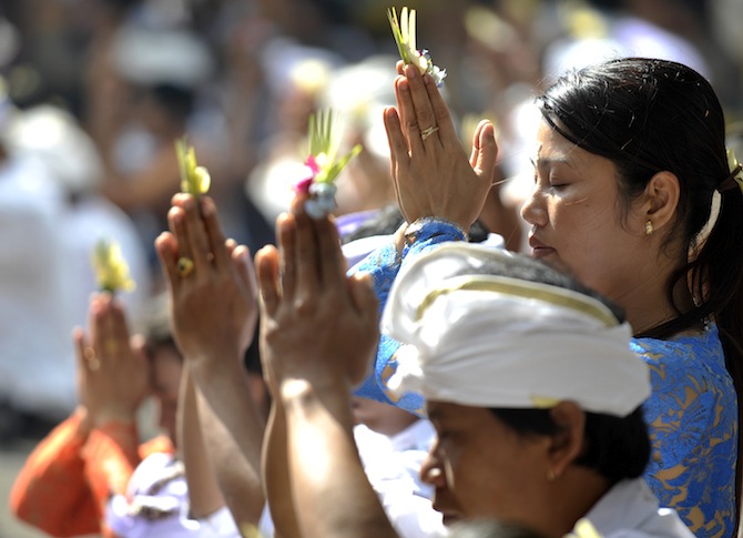 Detail Gambar Orang Bali Sembahyang Nomer 13