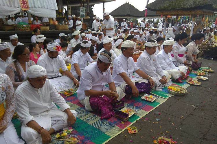 Detail Gambar Orang Bali Sembahyang Nomer 15