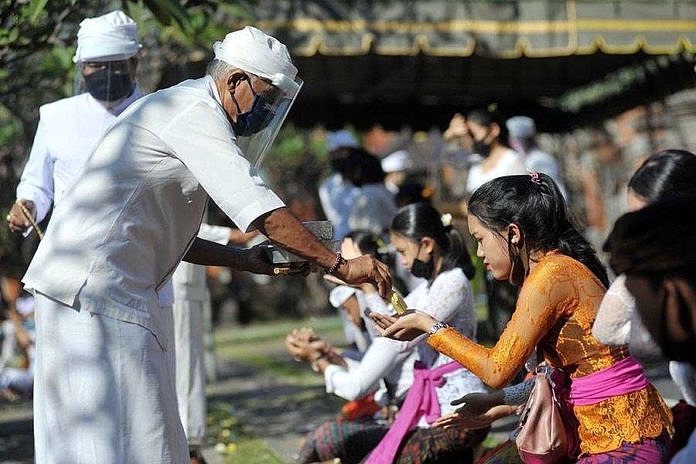 Detail Gambar Orang Bali Sembahyang Nomer 16