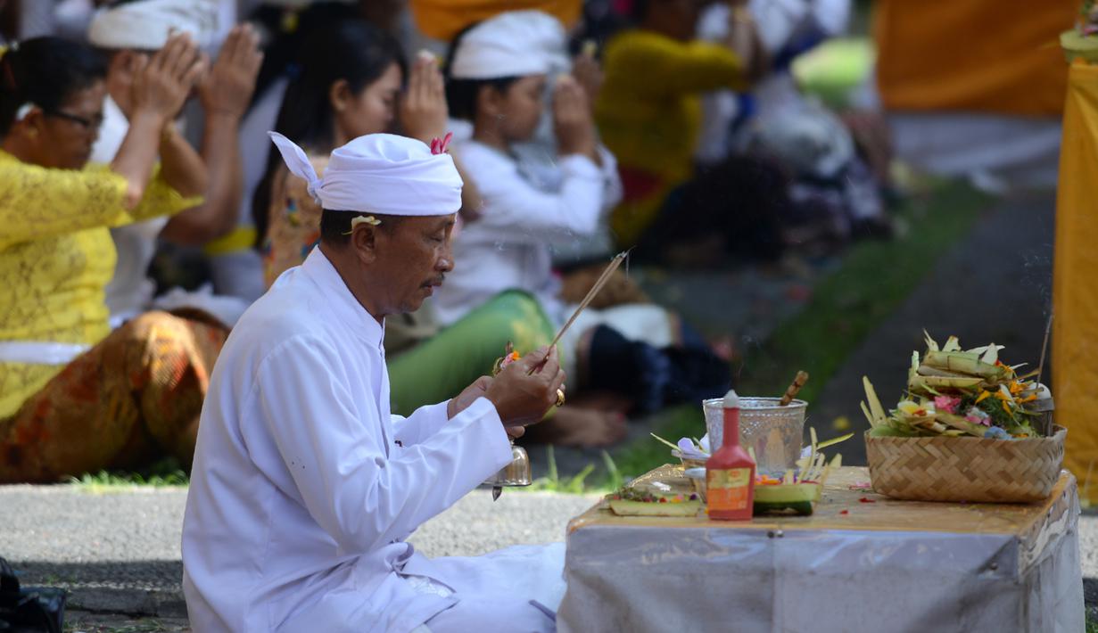 Detail Gambar Orang Bali Sembahyang Nomer 3