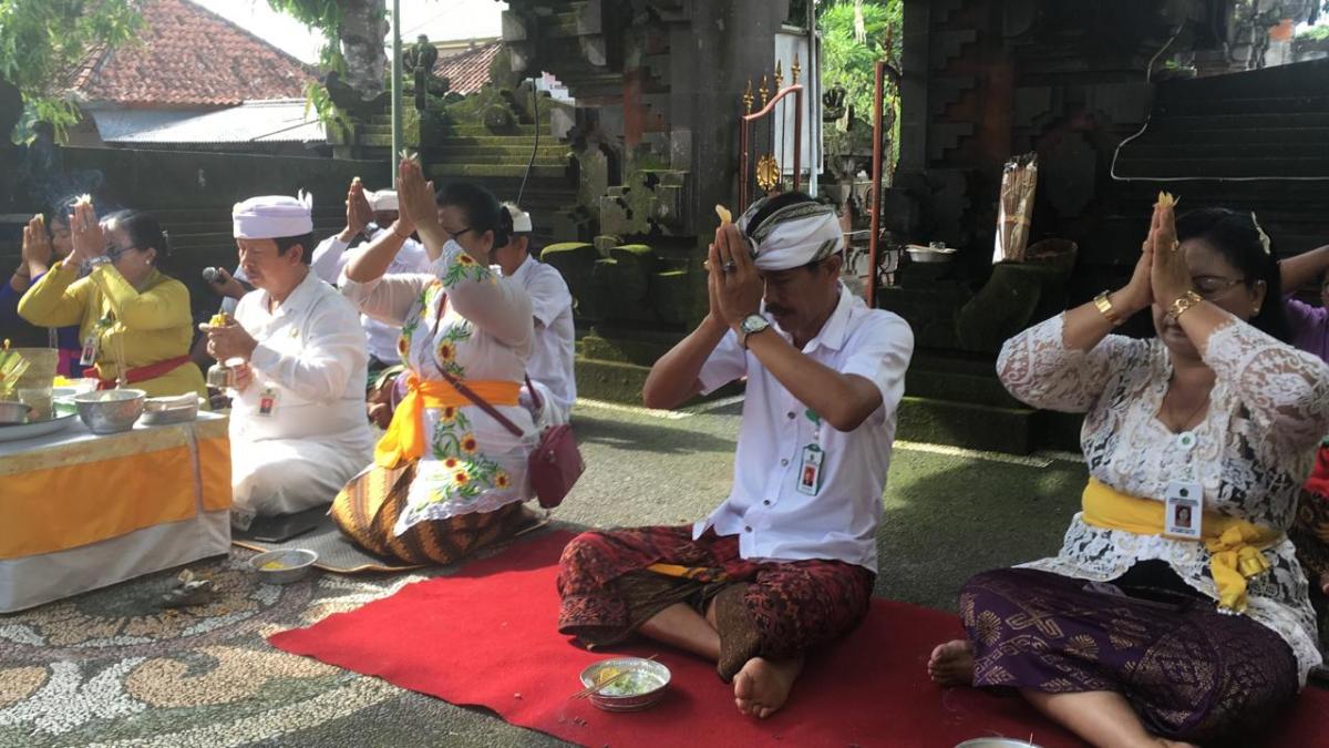 Detail Gambar Orang Bali Sembahyang Nomer 23