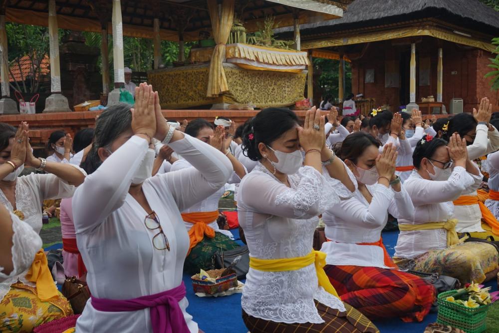 Detail Gambar Orang Bali Sembahyang Nomer 25