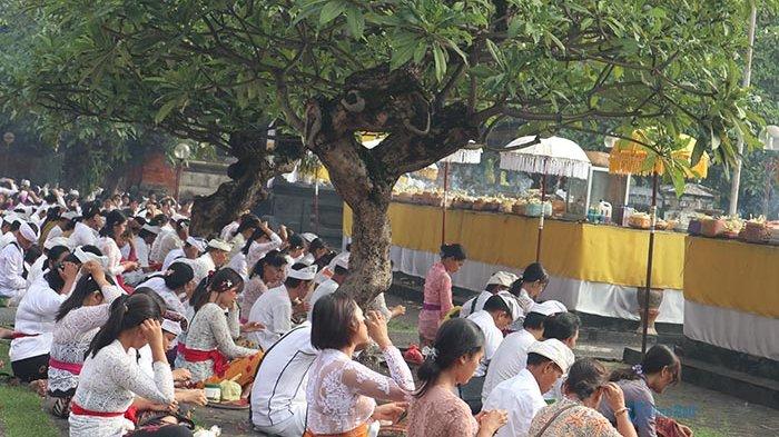 Detail Gambar Orang Bali Sembahyang Nomer 27