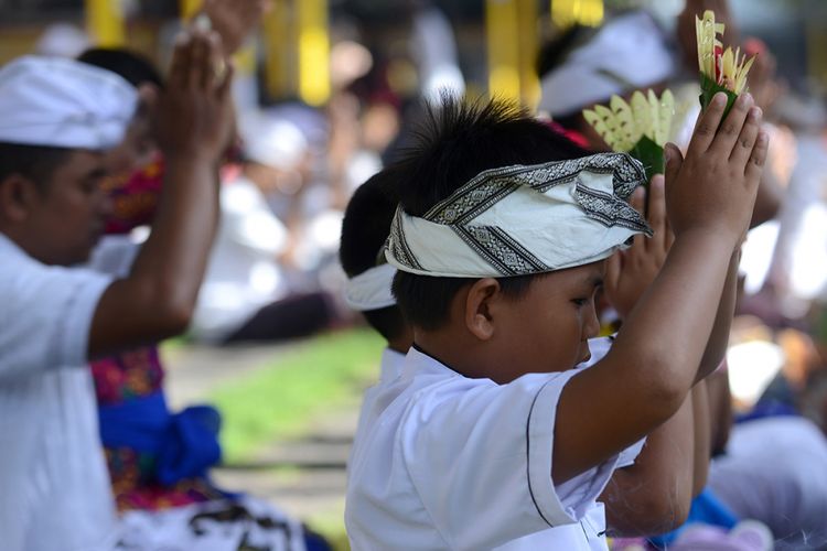 Detail Gambar Orang Bali Sembahyang Nomer 28