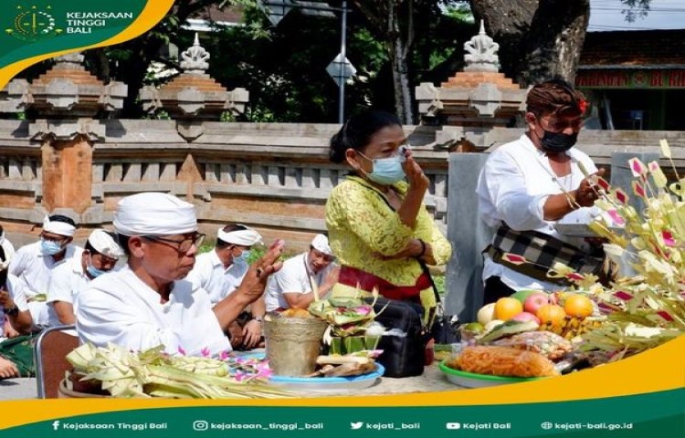 Detail Gambar Orang Bali Sembahyang Nomer 30