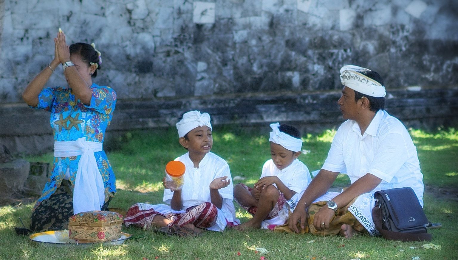 Detail Gambar Orang Bali Sembahyang Nomer 36