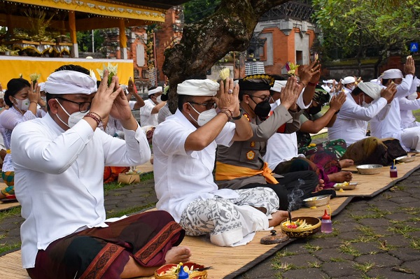 Detail Gambar Orang Bali Sembahyang Nomer 40