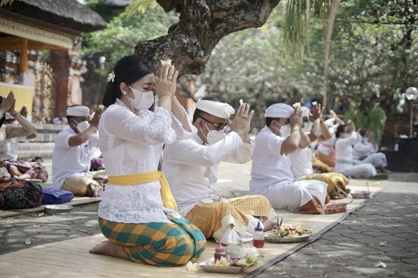 Detail Gambar Orang Bali Sembahyang Nomer 42