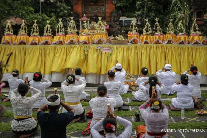 Detail Gambar Orang Bali Sembahyang Nomer 52