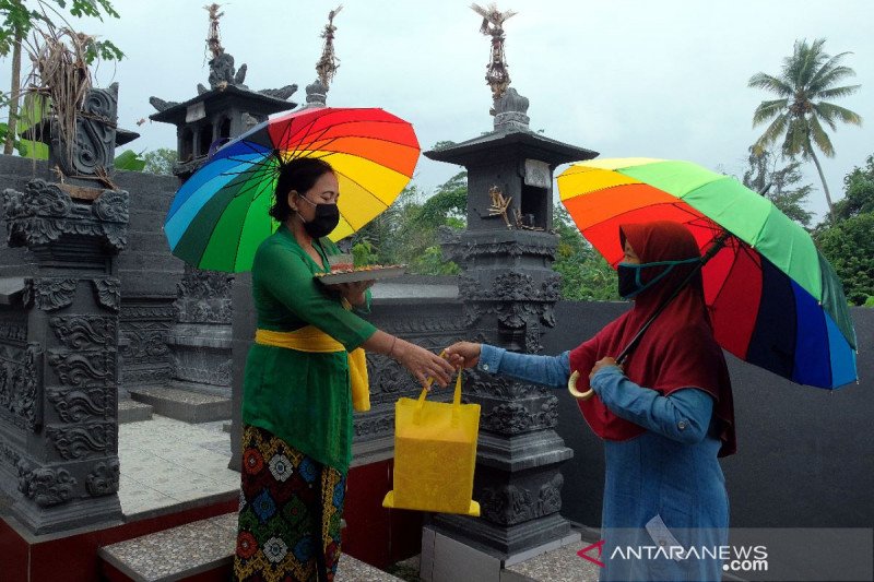 Detail Gambar Orang Bali Sembahyang Nomer 53