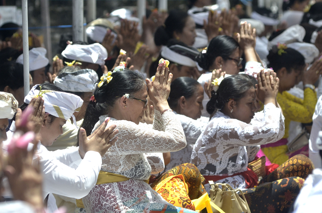 Detail Gambar Orang Bali Sembahyang Nomer 56