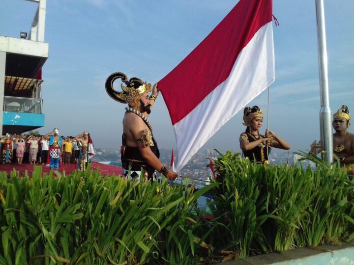 Detail Gambar Orang Bawa Bendera Nomer 26