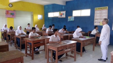 Detail Gambar Orang Belajar Di Sekolah Nomer 40