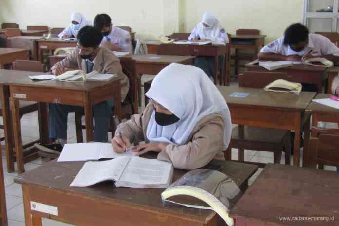 Detail Gambar Orang Belajar Di Sekolah Nomer 49