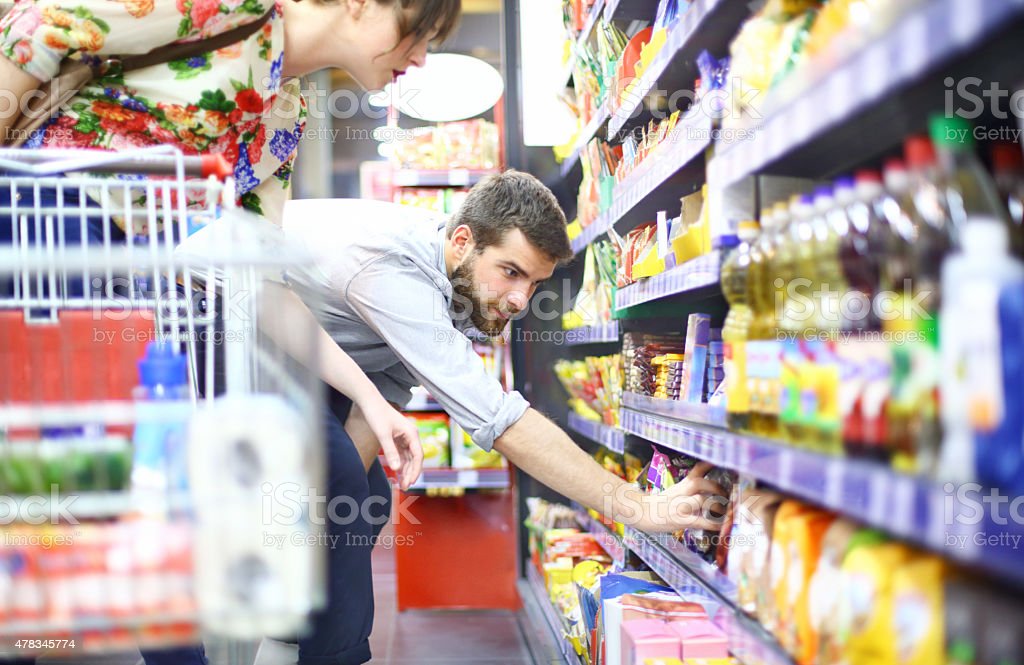 Detail Gambar Orang Belanja Di Supermarket Nomer 15