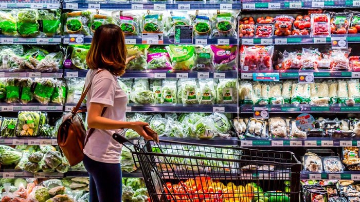 Detail Gambar Orang Belanja Di Supermarket Nomer 3