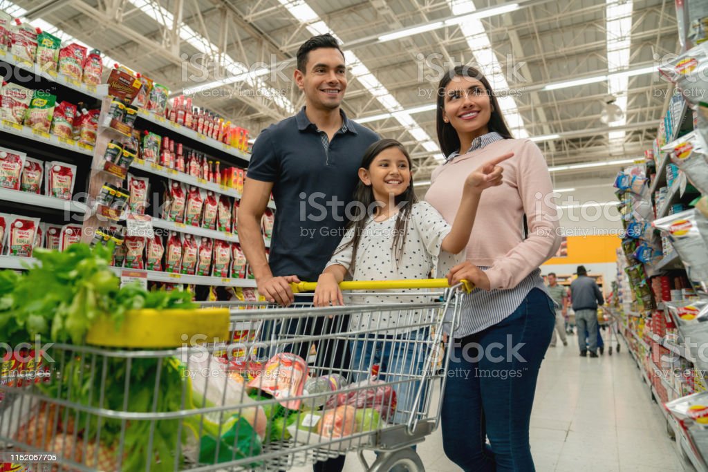 Detail Gambar Orang Belanja Di Supermarket Nomer 39