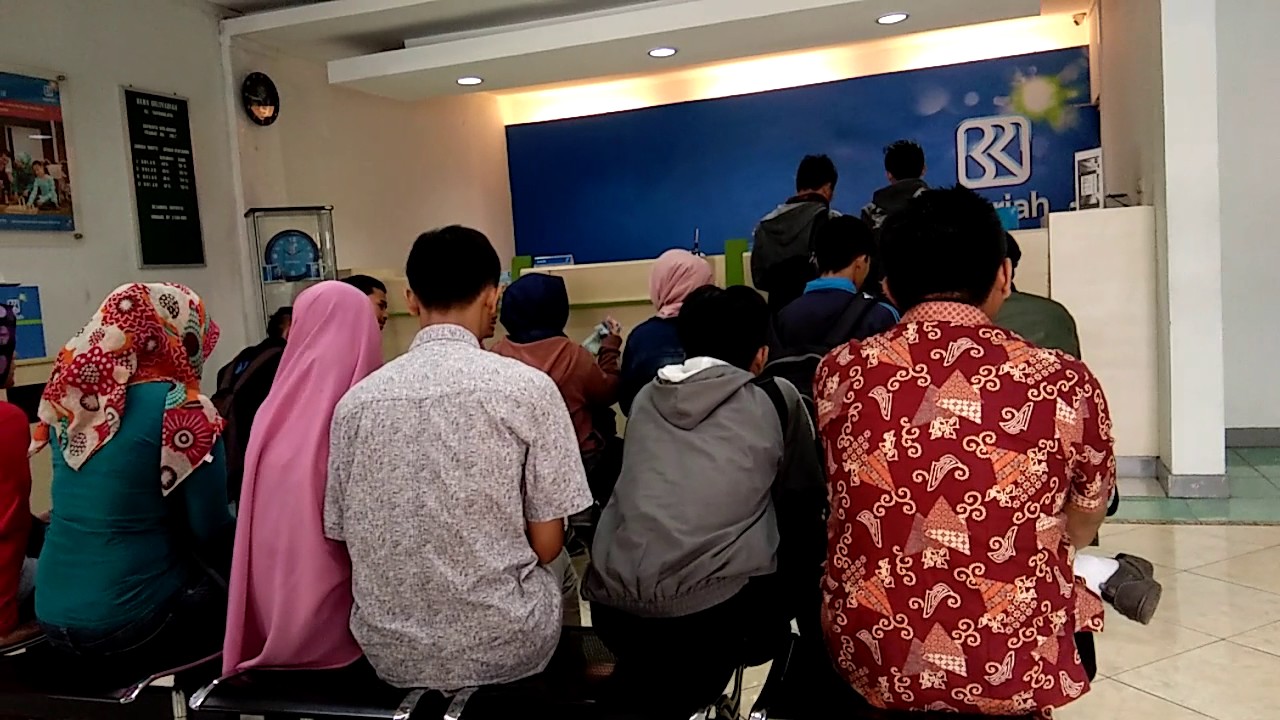 Gambar Orang Berada Di Bank - KibrisPDR