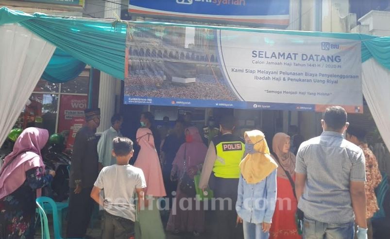 Detail Gambar Orang Berada Di Bank Nomer 11