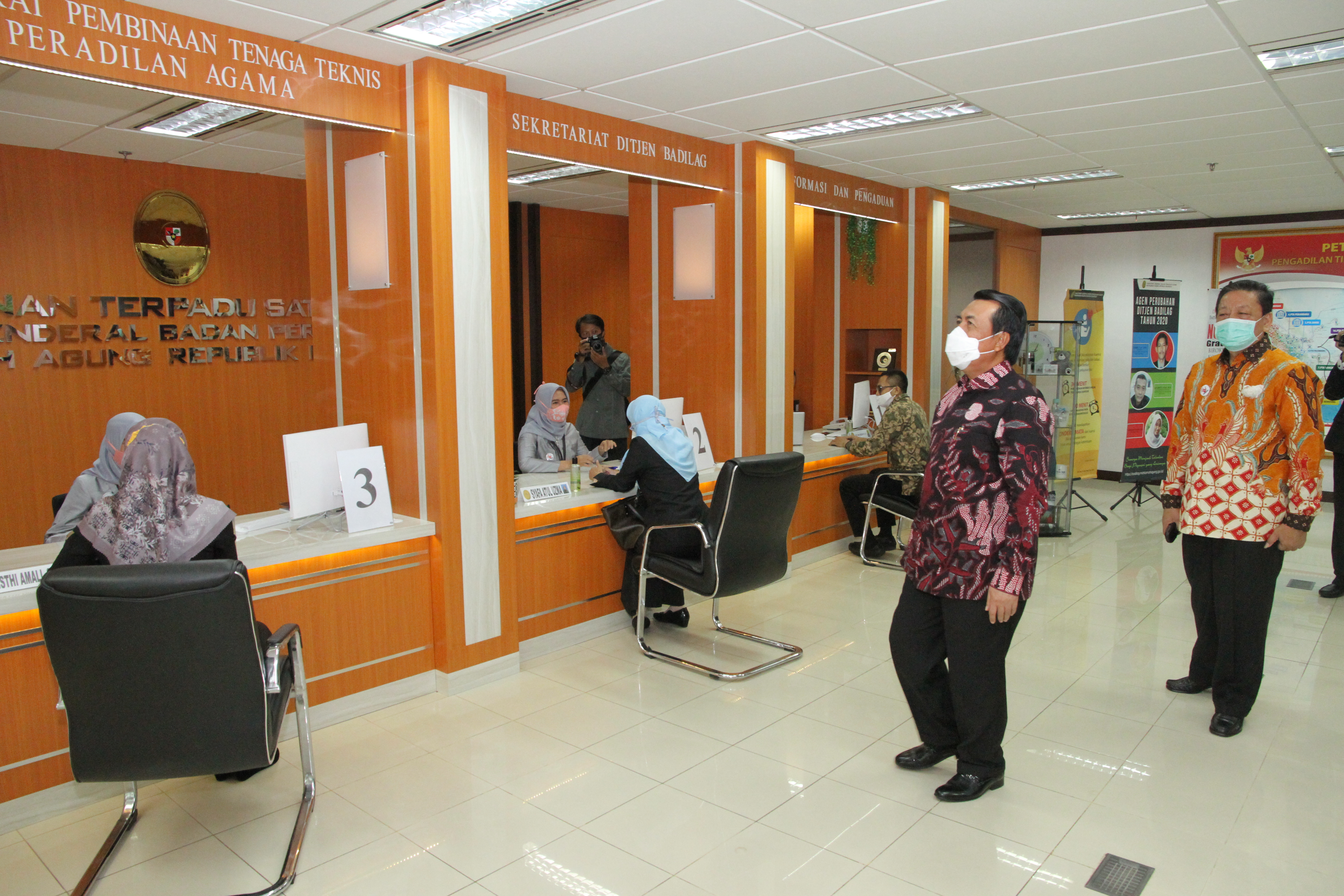 Detail Gambar Orang Berada Di Bank Nomer 6