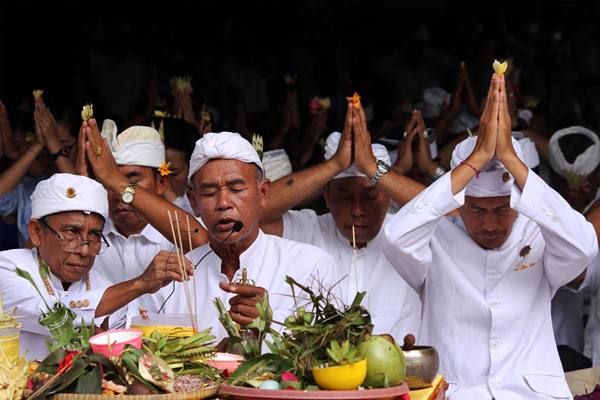 Detail Gambar Orang Beragama Hindu Nomer 17