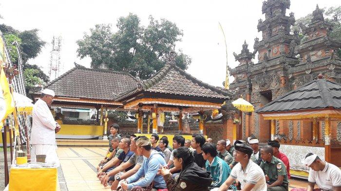 Detail Gambar Orang Beragama Hindu Nomer 25