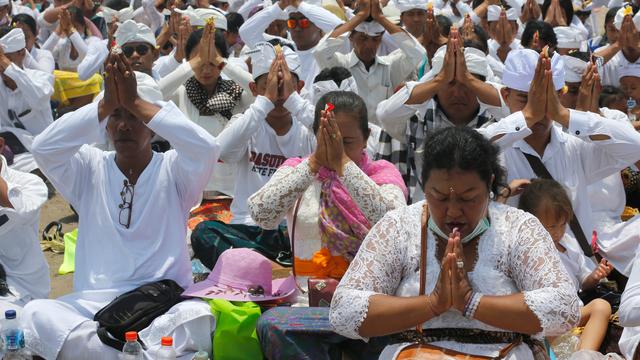 Detail Gambar Orang Beragama Hindu Nomer 35