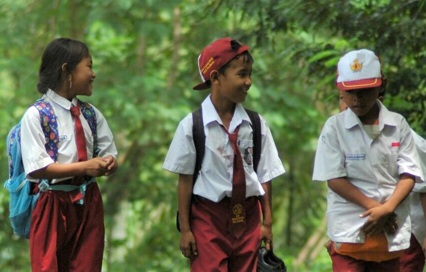 Detail Gambar Orang Berangkat Sekolah Nomer 45