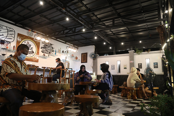 Detail Gambar Orang Berbincang Cafe Nomer 19