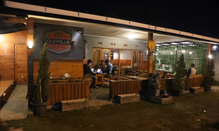 Detail Gambar Orang Berbincang Caffe Nomer 29