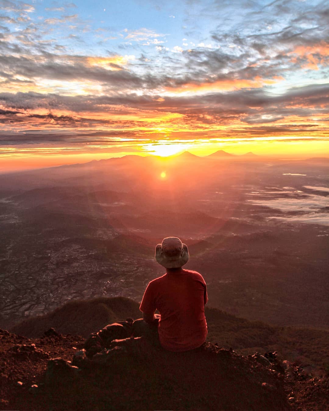 Detail Gambar Orang Berdiri Diatas Gunung Nomer 11