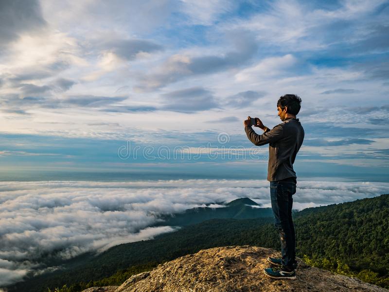 Detail Gambar Orang Berdiri Diatas Gunung Nomer 42