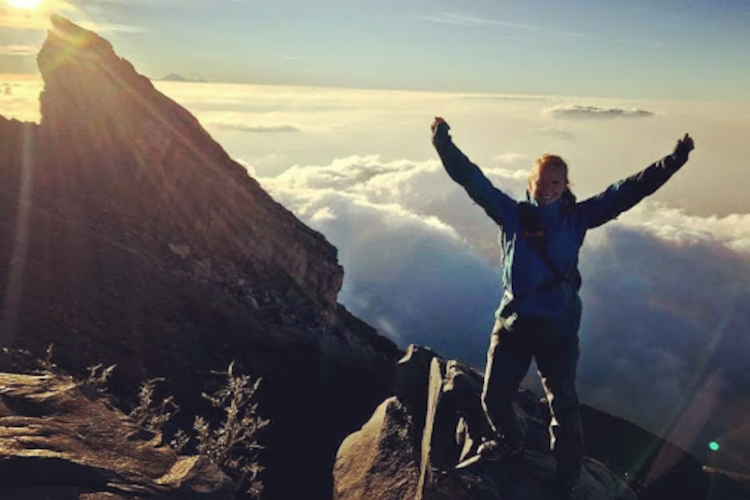 Detail Gambar Orang Berdiri Diatas Gunung Nomer 43