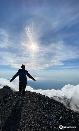 Detail Gambar Orang Berdiri Diatas Gunung Nomer 48