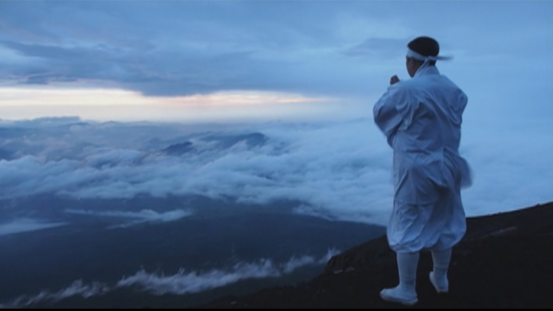 Detail Gambar Orang Berdiri Diatas Gunung Nomer 51