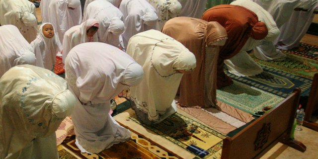 Detail Gambar Orang Berdiri Saat Sholat Nomer 56